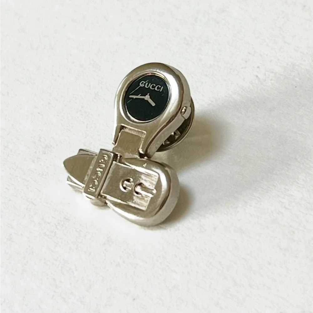 Gucci Silver pin or brooch with watch details. - Picture 5 of 10